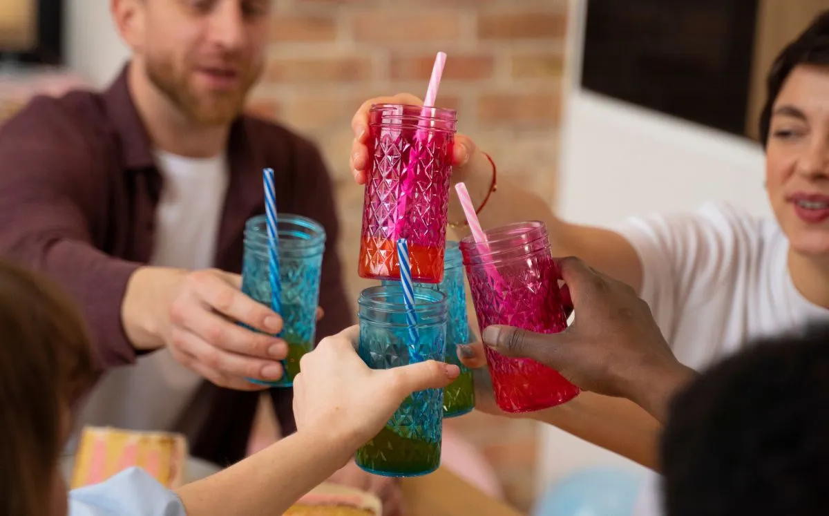 ¿No quieres tomar alcohol? Guía rápida de bebidas alternativas para pedir en una fiesta