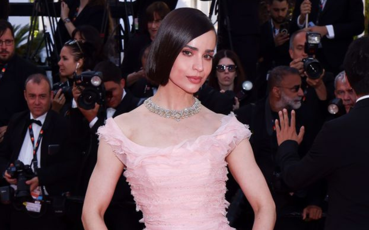 Sofia Carson convirtió Cannes 2026 en su propia pasarela con vestido rosa; estas fueron las marcas que usó