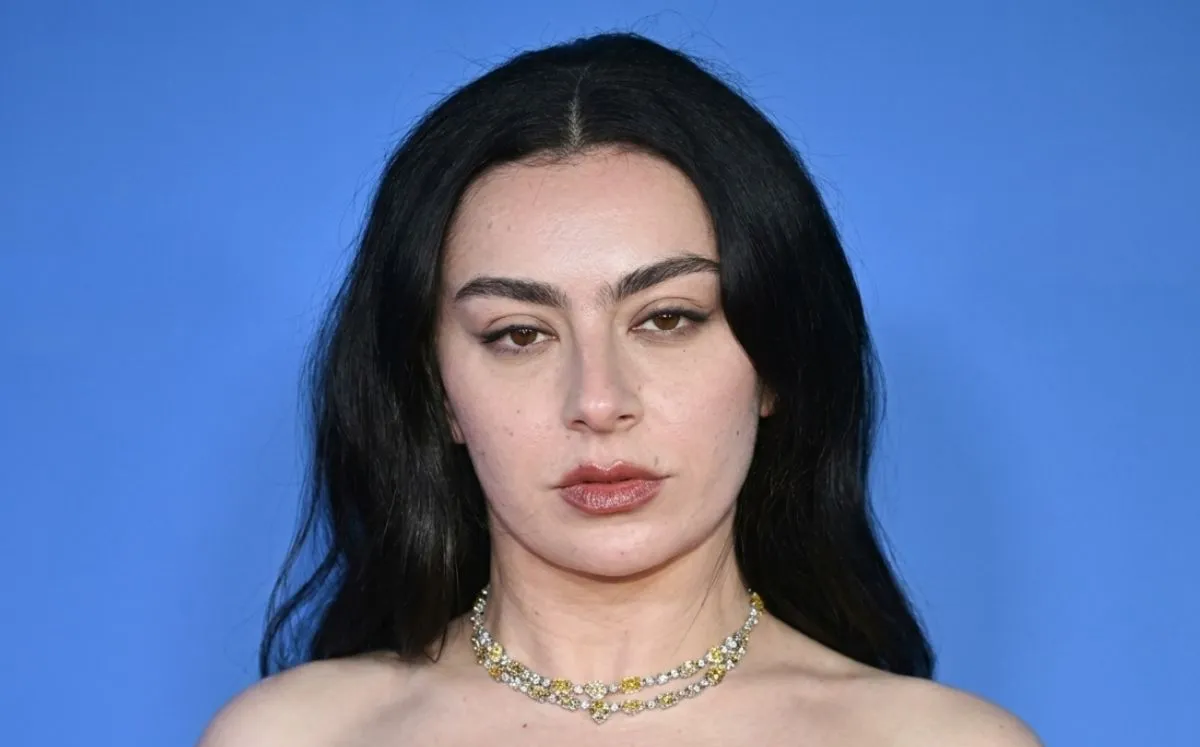 Pensé que vestir como Charli xcx sería difícil, pero esto cambió mi opinión; te enseño a lograrlo