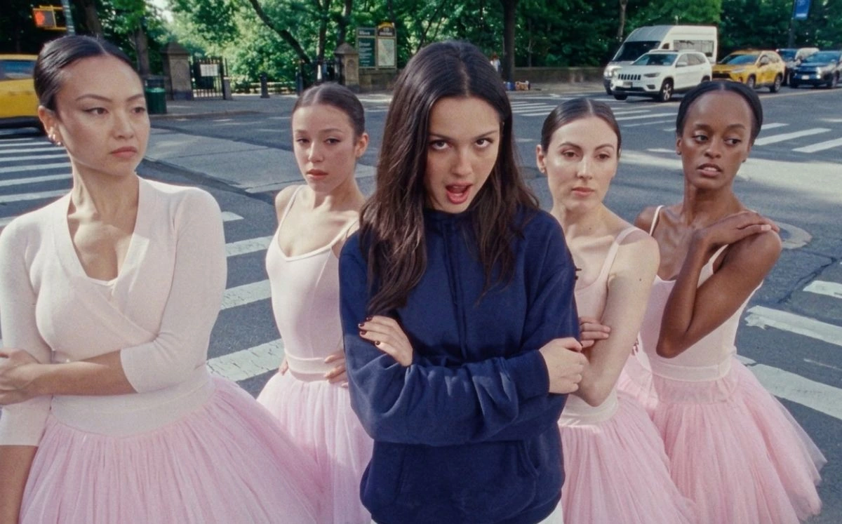 Olivia Rodrigo - Stupid Song: ¿Qué significan las bailarinas del video?