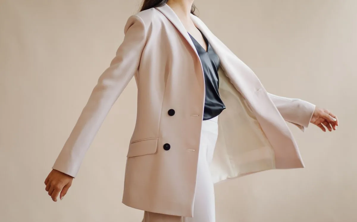 Prendas hacen que un outfit se vea más caro y elegante (Canva)